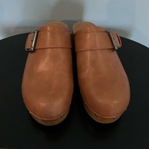 Universal Thread tan clogs used once. Size 71/2